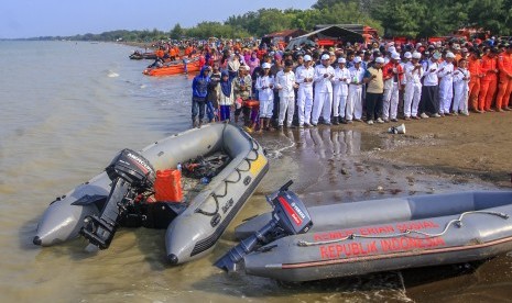 Ratusan warga dan tim gabungan evakuasi pesawat Lion Air JT 610 melakukan shalat gaib dan doa bersama di perairan Karawang, Pantai Tanjung Pakis, Jawa Barat, Rabu (31/10/2018)