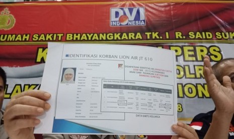 Tim Disaster Victim Identification (DVI) Rumah Sakit (RS) Polri berhasil mengidentifikasi 1 korban jenazah korban jatuhnya pesawat Lion Air, Rabu (31/10), Jakarta. Korbanyang  teridentifikasi atas nama Jannatun Cintya Dewi asal Jawa Timur. 