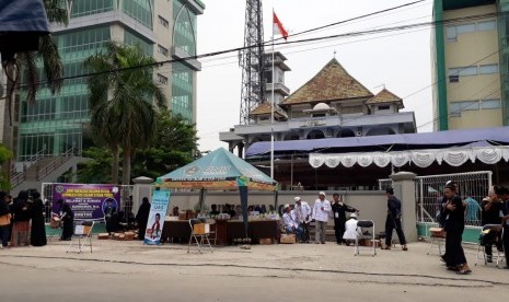 Suasana di sekitar kampus UNIS Kota Tangerang, tempat berlangsungnya tausiyah Ustaz Abdul Somad, Kamis (1/11). 