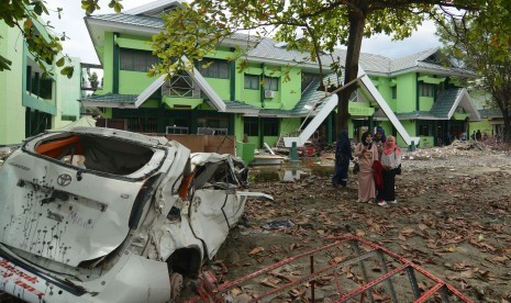 Sejumlah mahasiswi berjalan di halaman kampus usai mengikuti kuliah perdana pascagempa di Kampus Institut Agama Islam Negeri (IAIN) Palu, Sulawesi Tengah.