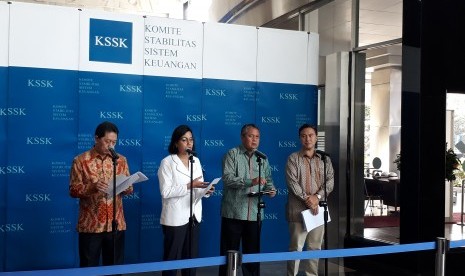 (ki-ka) Anggota Dewan Komisioner OJK Heru Kristiyana, Menteri Keuangan Sri  Mulyani, Gubernur BI Perry Warjiyo dan Dewan Komisioner Lembaga Penjamin  Simpanan (LPS) Fauzi Ichsan usai melakukan pertemuan Komite Stabilitas  Sistem Keuangan (KSSK) di Gedung Kementerian Keuangan, Kamis (1/11).