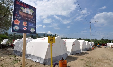 Sejumlah pengungsi korban bencana alam gempa dan pencairan tanah (likuifaksi) beraktivitas di sekitar tenda huniannya di Kamp Pengungsian Terpadu di Kelurahan Balaroa, Palu, Sulawesi Tengah, Kamis (1/11/2018).