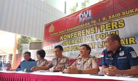 Tim Disaster Victim Identification (DVI) menyampaikan perkembangan identifikasi jenazah korban jatuhnya pesawat Lion Air JT-610 PK-LQP, Jumat (2/11), Jakarta. Pada kesempatan tersebut, Tim DVI telah menerima 65 kantong jenazah yang terdiri dari 272 bagian tubuh.