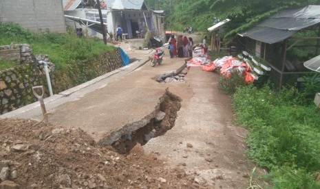 Tanah rengkah di Kota Sawahlunto menyebabkan sedikitnya 16 rumah rusak. 