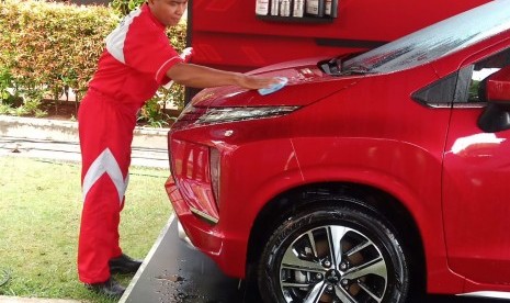 Demo penggunaan Water Repellant Mitsubishi yang membuat mobil punya efek daun talas, Jumat (2/11).