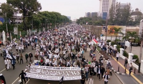 Participants of the second tawheed defense rally start to walk from Masjid Istiqlal to State Palace, Friday (Nov 2). 