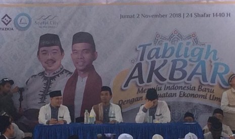 Jamaah memadati gedung dan halaman Masjid Andalusia di Sentul, Bogor, Jumat (2/11). Selepas shalat Jumat, Ustaz Abdul Somad memberikan tausiyah dalam acara tabligh akbar bertemakan Menuju Indonesia Baru Dengan Kekuatan Ekonomi Ummat.