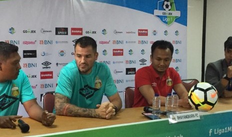 Pelatih Bhayangkara FC Simon McMenemy (dua kiri) dan pemain Bhayangkara FC Wahyu Tri Nugroho di Stadion PTIK, Jakarta, Jumat (2/11).