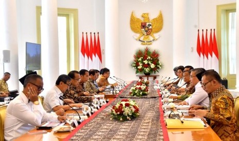 Rapat terbatas membahas dana desa dan kelurahan.