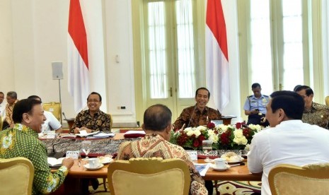 Rapat terbatas membahas dana desa dan kelurahan.