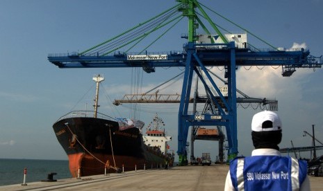 Petugas mengawasi aktivitas bongkar muat peti kemas saat peresmian Makassar New Port tahap I di Makassar, Sulawesi Selatan, Jumat (2/11/2018).