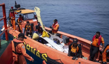 Petugas Basarnas mengevakuasi puing-puing pesawat Lion Air bernomor registrasi PK-LQP dengan nomor penerbangan JT 610 ke Kapal KN Sar Sadewa, di perairan Tanjung Karawang, Jawa Barat, Sabtu (3/11). 