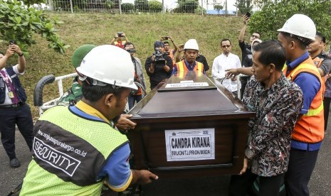 Cargo staffs helped by the army carry the coffin of Lion Air JT 610 victim, Chandra Kirana at Sultan Mahmud Baddarudin (SMB) II Airport, Palembang, South Sumatra, Saturday (Nov 3).