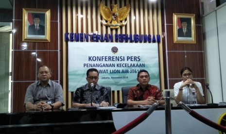 Dirjen Perhubungan Udara Kemenhub, Pramintohadi Sukarno saat memberi keterangan pers penanganan kecelakaan pesawat Lion Air JT610, di Kantor Kementerian Perhubungan, Sabtu (3/11).