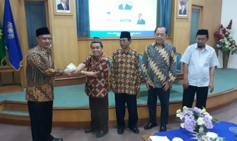 Ketua Umum PP Muhammdiyah menghadiri acara peluncuran dan bedah buku  karyanya yang berjudal Kuliah Kemuhammadiyahan. Peluncuran buku di  laksanakan di aula Ukhuwah Islamiyah Universitas Muhammadiyah Purwokerto,  Sabtu (3/11). 