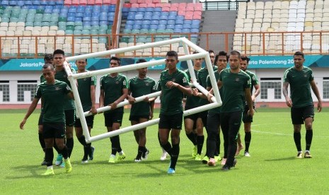 Pesepak bola timnas Indonesia menjalani latihan. (ilustrasi)