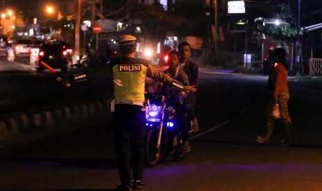 Personel Lalu Lintas menghentikan pengendara sepeda motor yang tidak menggunakan helm saat digelar razia Operasi Zebra (ilustrasi)