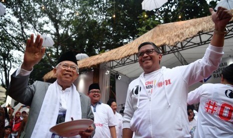 Cawapres nomor urut 01 Ma'ruf Amin (kiri) didampingi SekretarisTim Kampanye Nasional Hasto Hasto Kristiyanto melambaikan tangan seusai meluncurkan Rumah Aspirasi Rakyat #01 di Menteng, Jakarta Pusat, Ahad (4/11).