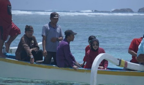 Bupati Lombok Barat Fauzan Khalid meninjau destinasi wisata di Pantai Nambung, Kecamatan Sekotong, Lombok Barat, NTB, Ahad (4/11).