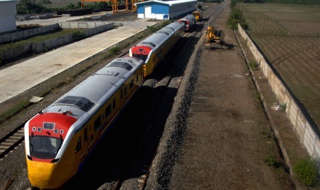 Kendaraan operasional berada di areal pengerjaan proyek rel kereta api trans Sulawesi di Desa Pekkae, Kabupaten Barru, Sulawesi Selatan (ilustrasi). Pembiayaan proyek tersebut menggunakan skema KPBU.