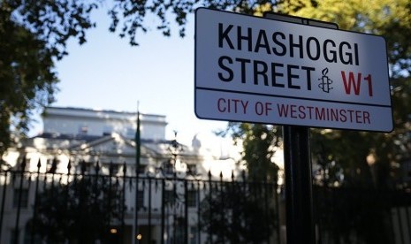 Anggota Amnesty International telah memasang papan tanda jalan di  Curzon Street di luar Kedutaan Arab Saudi di London. Dia mengganti nama  jalan menjadi Khashoggi Street untuk mengenang wartawan Saudi, yang  terbunuh sebulan lalu.