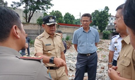 Wali Kota Bogor Bima Arya saat meninjau lokasi yang akan dibangun untuk Pedagang Kaki Lima (PKL), Selasa (6/11), Bogor. Rencananya, Pemkot Bogor akan merelokasi PKL di Jalan Surken ke lokasi di Pasar Gembrong.