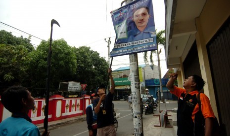 Petugas mencopot baliho calon legislatif (caleg) yang menyalahi aturan di Jalan RA Kartini, Tegal, Jawa Tengah, Selasa (6/11/2018).