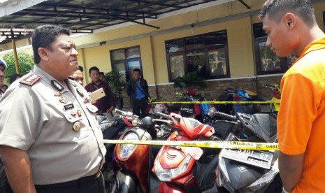 Kapolres Indramayu, AKBP M Yoris MY Marzuki menunjukkan seorang tersangka dan barang bukti pencurian sepeda motor, dalam jumpa pers di Mapolres Indramayu, Selasa (6/11). Komplotan pencuri itu telah beraksi 56 kali dalam enam bulan terakhir di wilayah Indramayu.