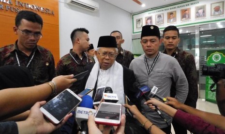 Ketua Umum Majelis Ulama Indonesia sekaligus Calon Wakil Presiden nomor urut dua, KH Ma’ruf Amin mendatangi Gedung Pusat Majelis Ulama Indonesia (MUI), Jakarta. Selasa (6/11).