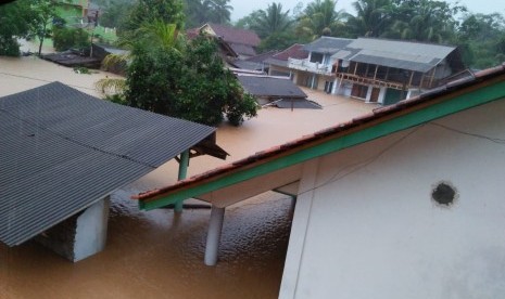 Banjir dan longsor di Kabupaten Tasikmalaya, Jawab Barat terjadi  pada Selasa dini hari. Akibatnya, dua orang meninggal dunia akibat bencana  alam tersebut.