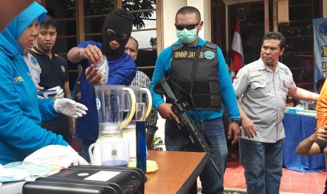  BNN Provinsi Jabar memusnahkan barang bukti kejahatan narkotika sebanyak 2.003 butir, sabu seberat 461,74 gram, dan 13,7 kilogram ganja di kantor BNN Jabar, Kota Bandung, Selasa (6/11).