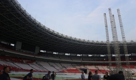 Suasana Stadion Utama Gelora Bung Karno, Senayan, Jakarta Pusat, Selasa (6/11) yang menjadi panggung konser band asal Amerika Serikat Guns N' Roses pada Kamis (8/11) mendatang