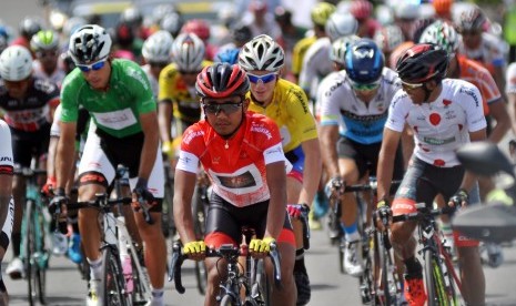 Sejumlah pebalap lepas dari garis start pada etape keempat Tour de Singkarak 2018 di Pantai Cimpago Padang, Sumatera Barat, Rabu (7/11/2018).