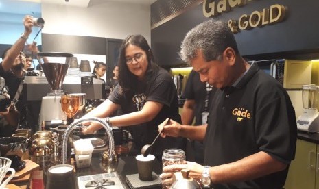 Direktur Utama PT Pegadaian (Persero) Sunarso membuat kopi setelah peluncuran The Gade Coffee and Gold di Kantor Pusat Pegadaian di Kenari, Jakarta Pusat, Rabu (7/11).