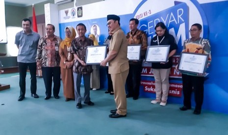 Penghargaan ICSB Indonesia Presidential Award 2018 yang diserahkan  Bupati Kulonprogo, Hasto Wardoyo kepada Direktur Innovation Center  Universitas Amikom Yogyakarta, Asro Nasiri.