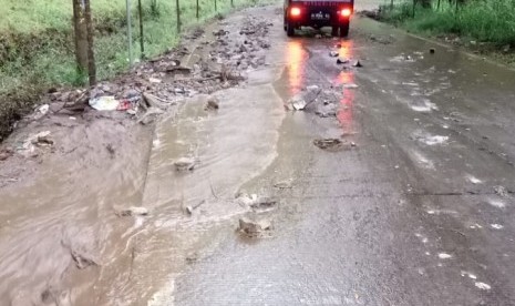 Jalanan di salah satu titik Kota Batu harus terkena luapan lumpur dan sampah, Rabu (7/11) 