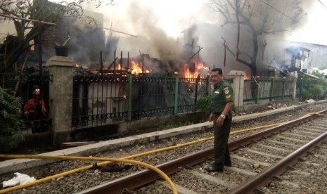 Kebakaran melanda pemukiman padat di dekat rel kereta api Grogol, Jakarta Barat, Kamis (8/11) pukul 12.00 WIB.