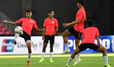 Sejumlah pemain timnas Singapura menjalani sesi latihan di Stadion Nasional, Singapura, Kamis (8/11/2018). 