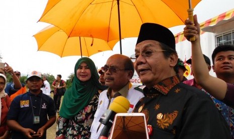 Gubernur Sulawesi Tengah Longki Djanggola, Direktur PT Tradecorp Indonesia, Juliana Wahid dan Ketua Badan Amil Zakat Nasional (Baznas) Bambang Sudibyo sesuai meresmikan Rumah Sakit Lapangan di Kabupaten Sigi, Sulawesi Tengah, Kamis (8/11).