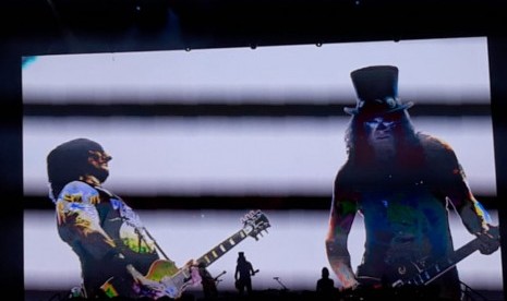 Gitaris utama GNR, Slash, memainkan gitarnya, bersahutan dengan gitaris GNR yang lain, Richard Fortus dalam penampilannya di konser GNR Not in This Lifetime Tour 2018, di Stadion Utama Gelora Bung Karno, Senayan, Jakarta Pusat, Kamis (8/11). 