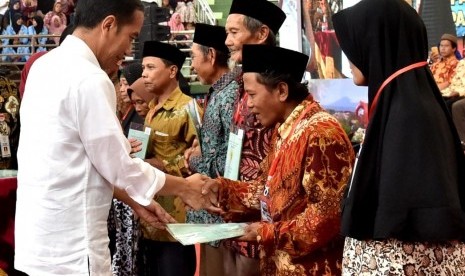 Presiden Joko Widodo menyerahkan sertifikat tanah (ilustrasi)