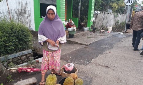 Warga terdampak gempa berjualan durian di depan lokasi pengungsian di Desa Kekait, Kecamatan Gunungsari, Lombok Barat, NTB, Jumat (9/11).