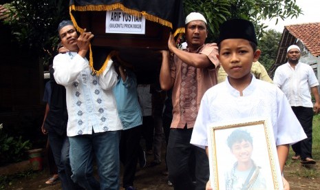 Sejumlah keluarga dan kerabat berdoa saat pemakaman korban jatuhnya pesawat Lion Air JT 610 Arif Yustian di TPU Karang Anyarm Bojong Gede, Bogor, Jawa Barat, Jumat (9/11/2018).