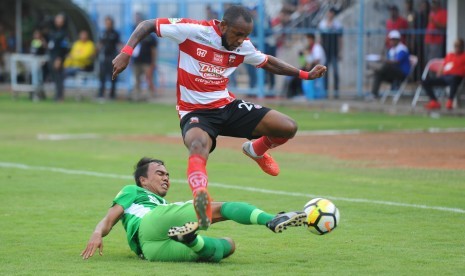 Pesepak bola Madura United (MU) Zah Rahan (kanan) melewati pesepak bola Gatra Bhayangkara FC Fathurrahman (kiri) dalam kompetisi Liga 1, di Stadion Gelora Bangkalan (SGB) Bangkalan, Jatim, Jumat (9/11/2018).