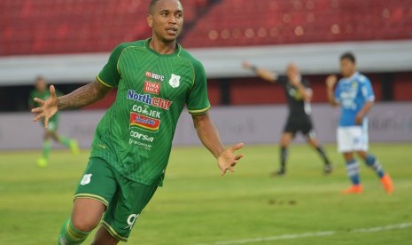 Pesepak bola PSMS Medan Felipe Dos Santos Martins berekspresi setelah berhasil membobol gawang Persib Bandung dalam pertandingan Sepak Bola Liga 1 di Stadion I Wayan Dipta, Gianyar, Bali, Jumat (9/11/2018). 