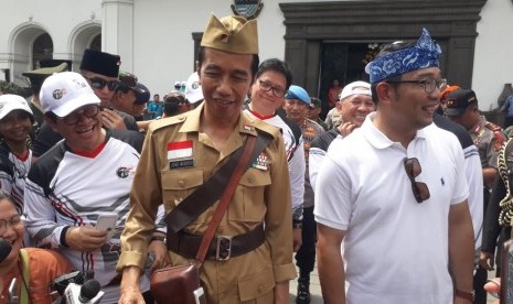 President Joko Widodo (center)