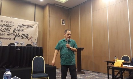 Ketua Indonesian Health Economic Asssociation (InHEA) atau Asosiasi Ekonomi Kesehatan Indonesia, Prof Hasbullah Thabrany di Workshop AJI Jakarta, Bogor, Jumat (9/11).