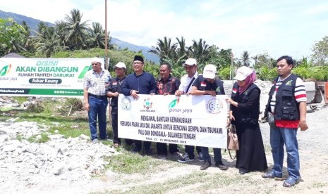 Ketua Askar Kauny Bobby Herwibowo melihat para siswa di Pesanten An Nur Buuts belajar di tenda atau sekolah darurat di Kota Palu Sulawesi Tengah Senin (12/11).