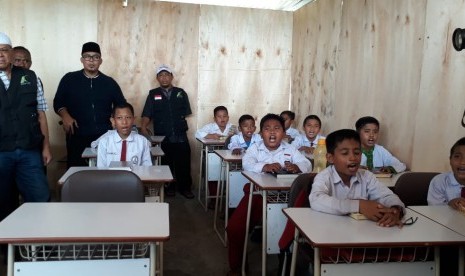 Ketua Askar Kauny Bobby Herwibowo melihat para siswa di Pesanten An Nur Buuts belajar di tenda atau sekolah darurat di Kota Palu Sulawesi Tengah Senin (12/11).