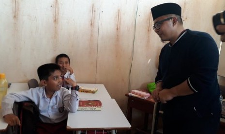 Ketua Askar Kauny Bobby Herwibowo melihat para siswa di Pesanten An Nur Buuts belajar di tenda atau sekolah darurat di Kota Palu Sulawesi Tengah Senin (12/11).